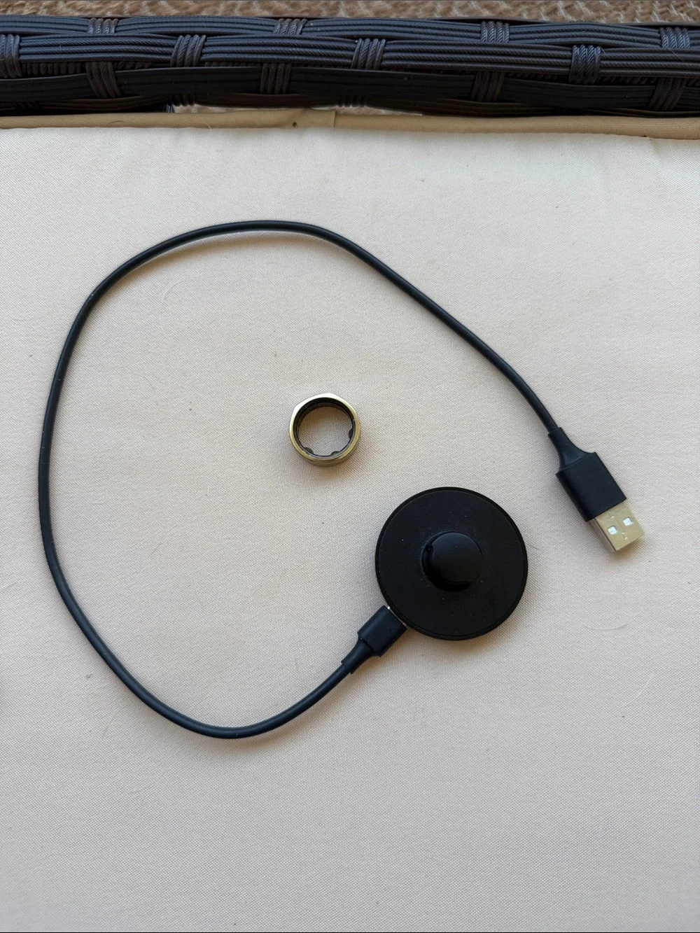 OURA RING GEN3 SIZE 8 & CHARGER - Picture 2 of 4